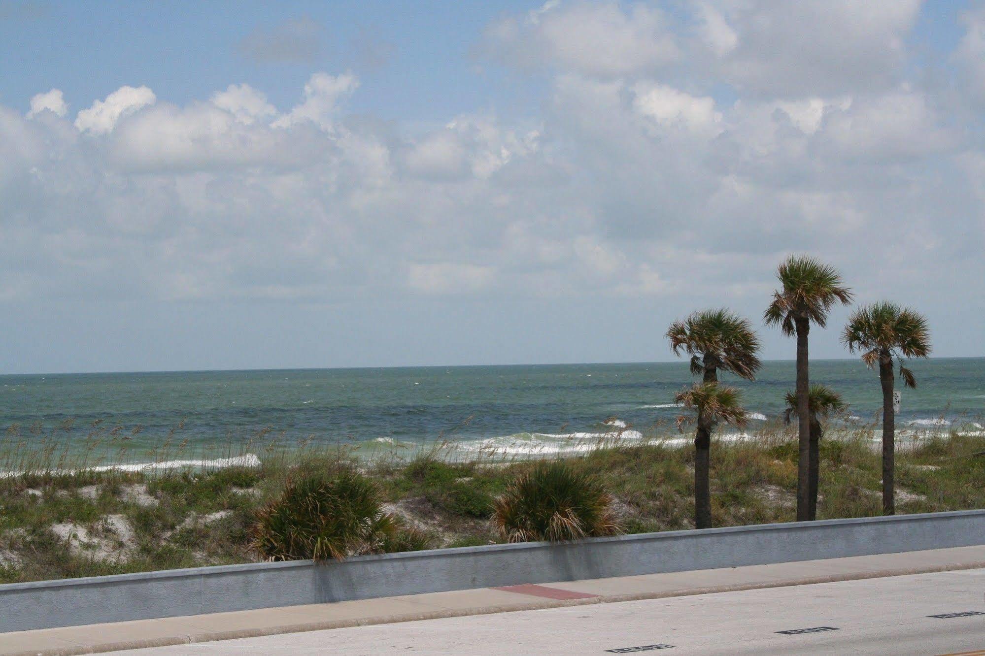 Camelot By The Sea Aparthotel Tierra Verde Exterior photo